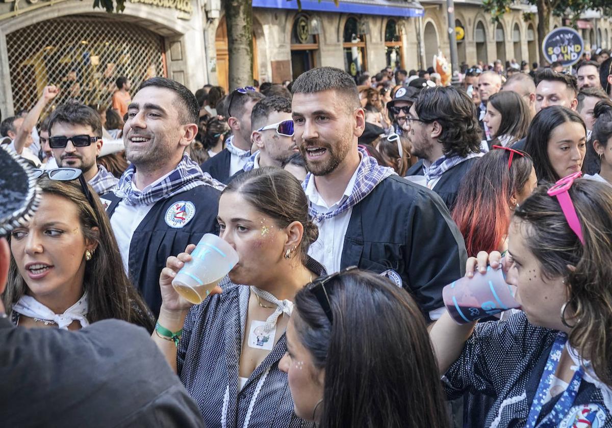 Unai Simón se viste de blusa en el paseíllo de las fiestas de Vitoria