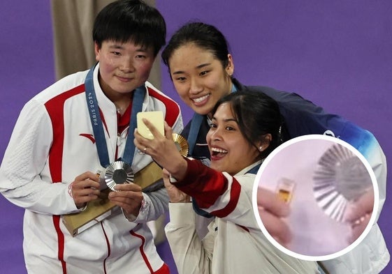 El bonito gesto de la rival de Carolina Marín al recibir su medalla