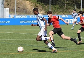 Alfredo Alogo es un delantero de 1'82 de altura y habitual en la selección vasca sub'12.