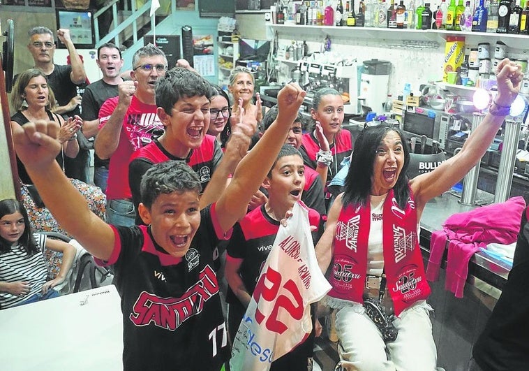 Orgullo y euforia de los amigos de Gracia en Santutxu