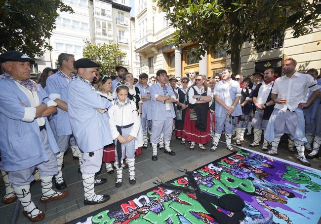 Los Basinas y miembros de otras cuadrillas guardan un minuto de silencio antes del comienzo del paseíllo