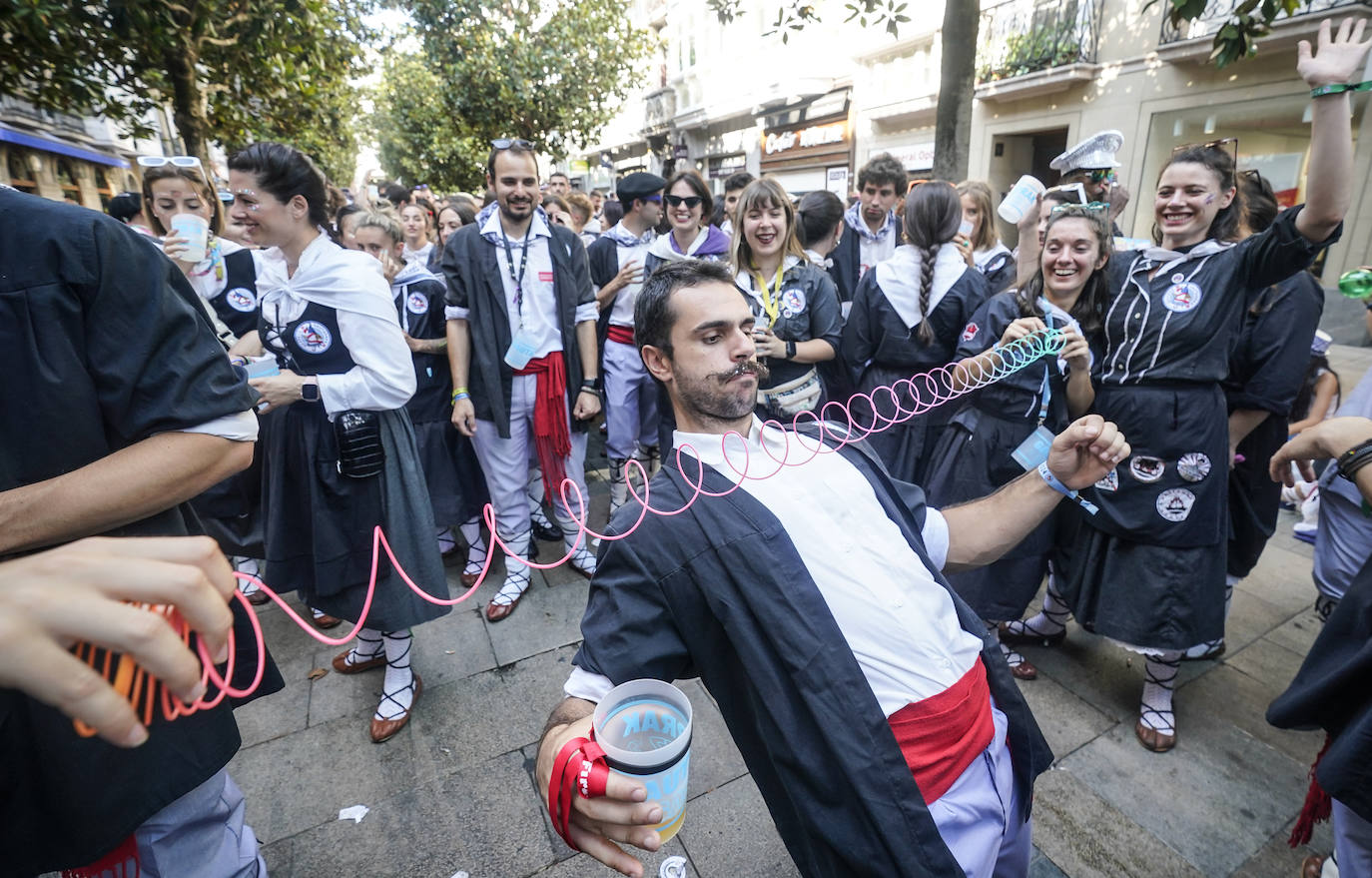 El primer paseíllo de fiestas de Vitoria, en imágenes