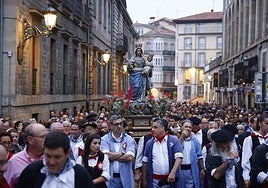 La procesión a su paso por la calle Mateo Moraza.