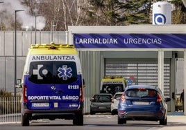 Dos ambulancias y varios coches llegan con pacientes a las Urgencias del HUA Txagorritxu.