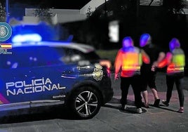 Agentes de la Policía Nacional detienen al acusado.