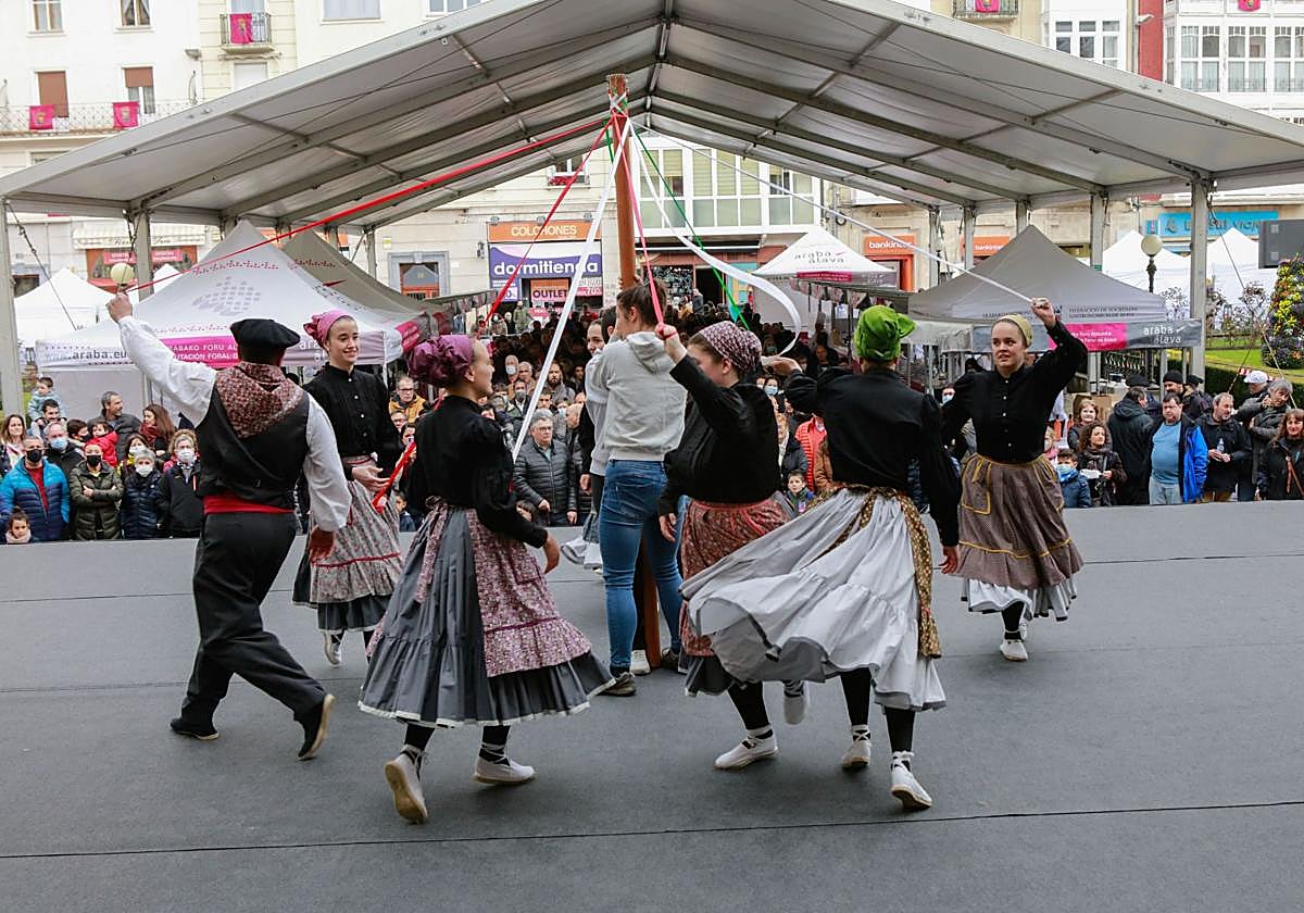 Adurtza Dantza Taldea, en una actuación.