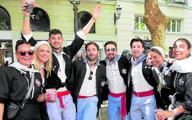 Ander Polo (tercero por la derecha), junto a compañeros de la cuadrilla Margolariak.