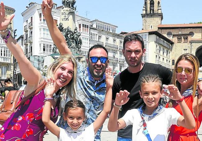 María Ruiz, a la izquierda, José María, Juan Diego y Belén, los niños Adrián y Alessia.