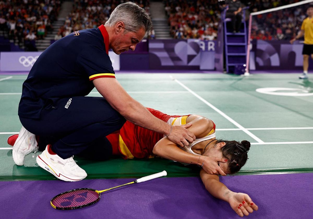 Carolina Marín se duele de la rodilla tras lesionarse en la semifinal.