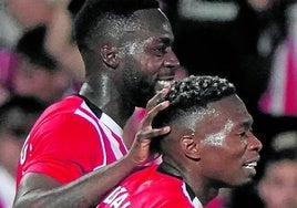 Djaló e Iñaki Williams se abrazan en el partido de la Euskal Kopa contra Osasuna.