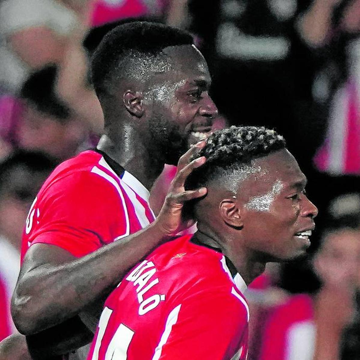 Djaló e Iñaki Williams se abrazan en el partido de la Euskal Kopa contra Osasuna.