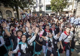 Blusas y Neskas de Gaupasaleak disfutan de su primer paseillo.