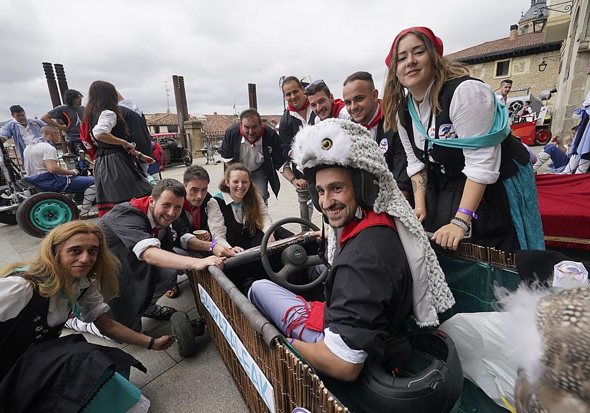 Miembros de Gaupasaleak con su goitibera.