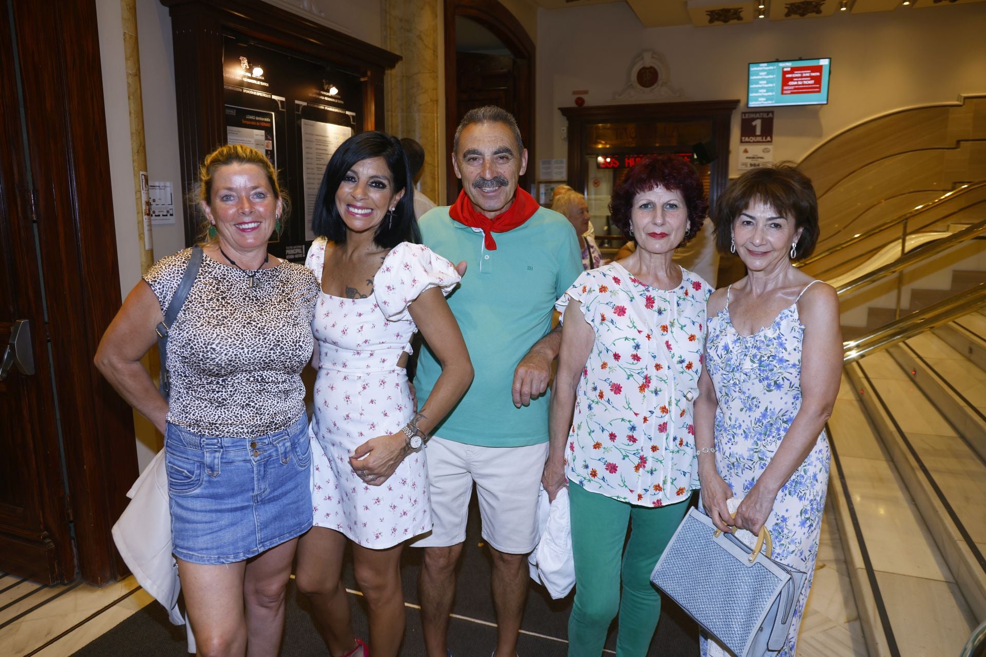 Las hermanas Virginia y Jacqueline Ortiz, con Agustín Beau, Mari Carmen Pizarro y Agustina Álvarez.