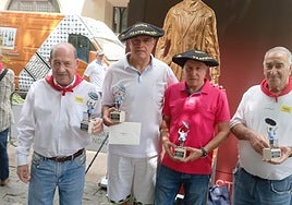 Satur García y Berganzo flanquean a Loizaga y Olado, los campeones.