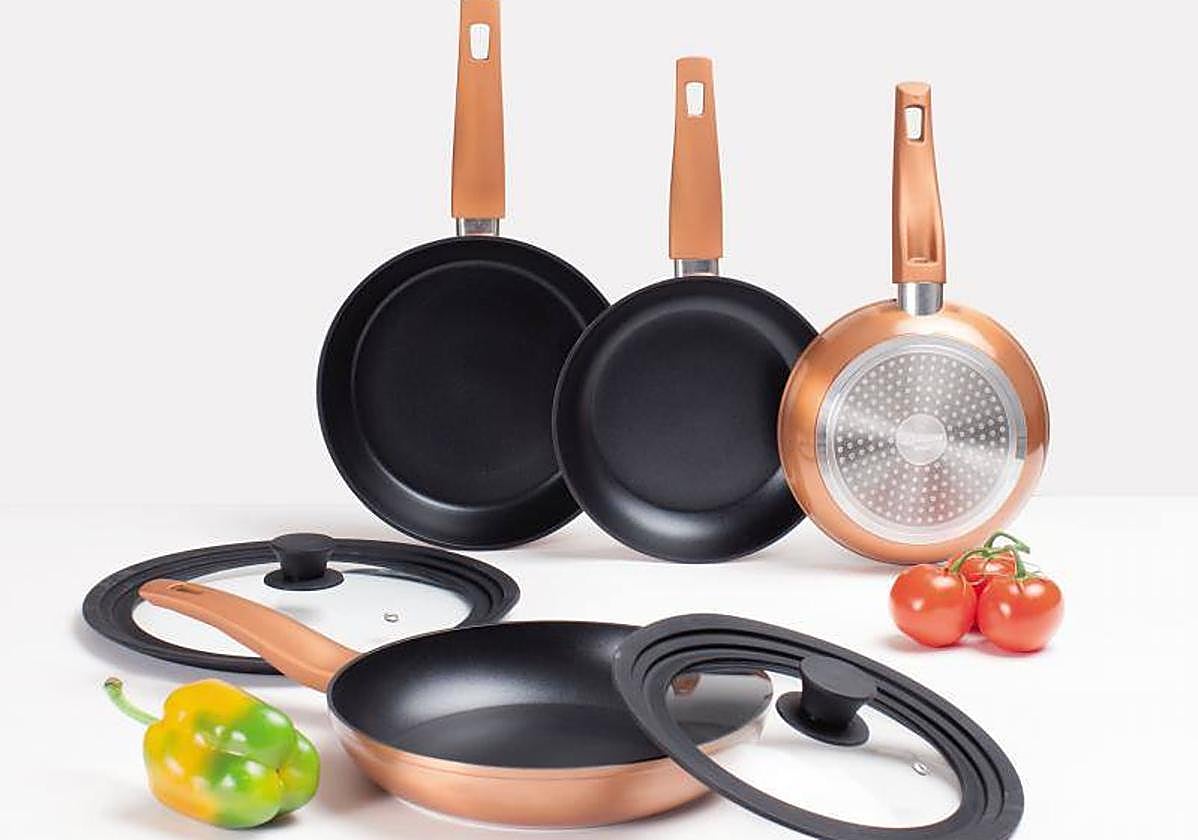 Colección de cuatro sartenes y sus respectivas tapas.