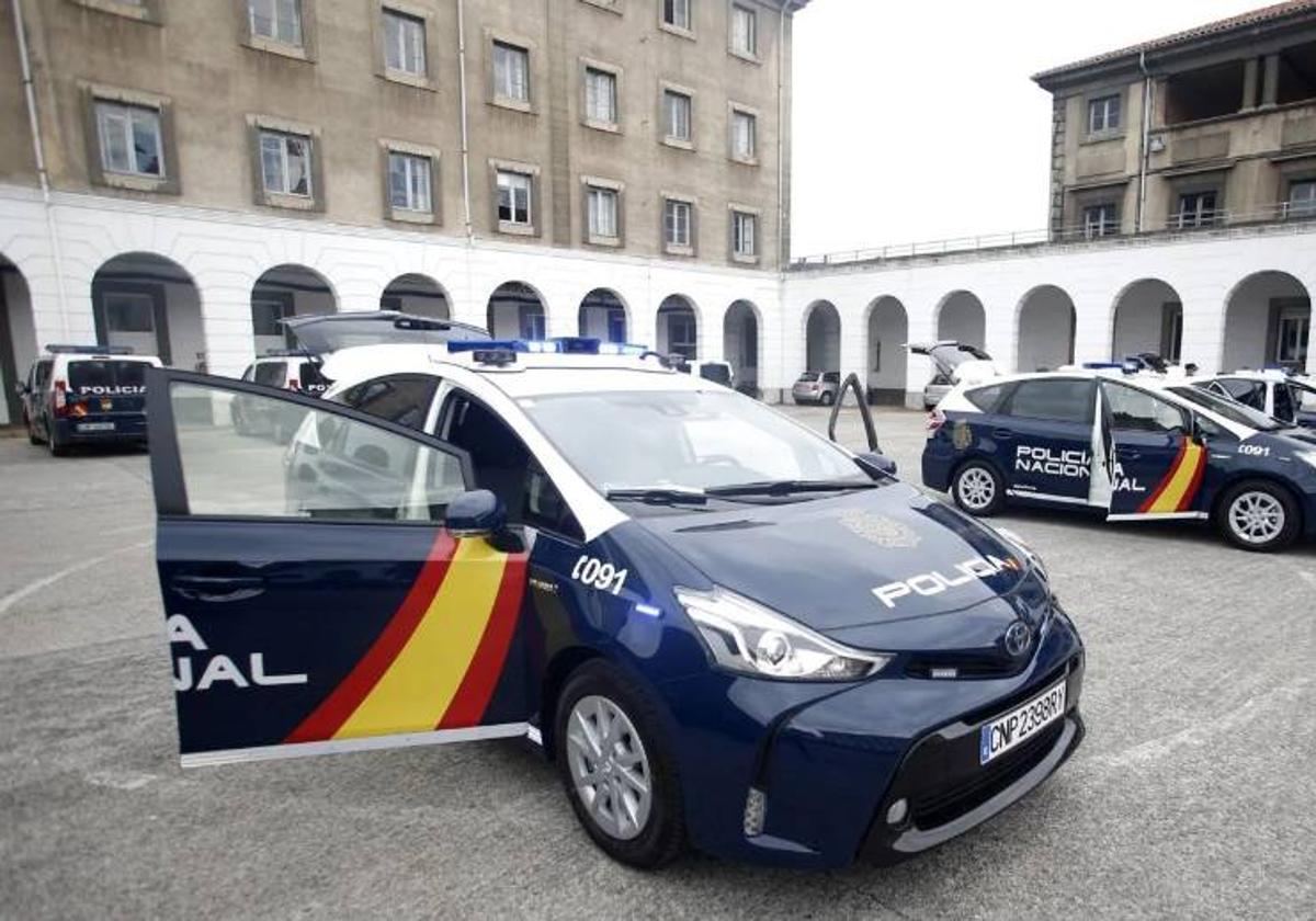 Coches de la Policía Nacional en Oviedo.