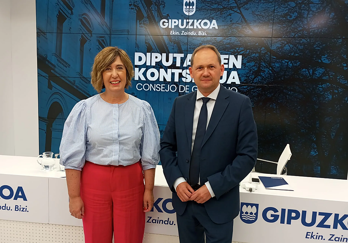 Jokin Perona, el pasado 24 de julio en el palacio foral de Donostia con la portavoz de Diputación, Irune Berasaluze, en su última rueda de prensa.