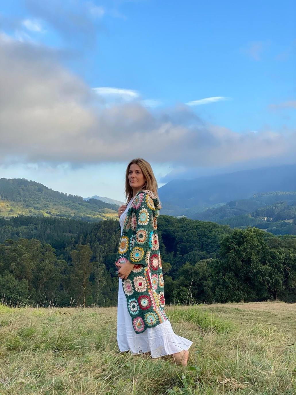 Letizia sorprende en Mallorca con un bolso de crochet creado por Josune en su caserío de Bizkaia