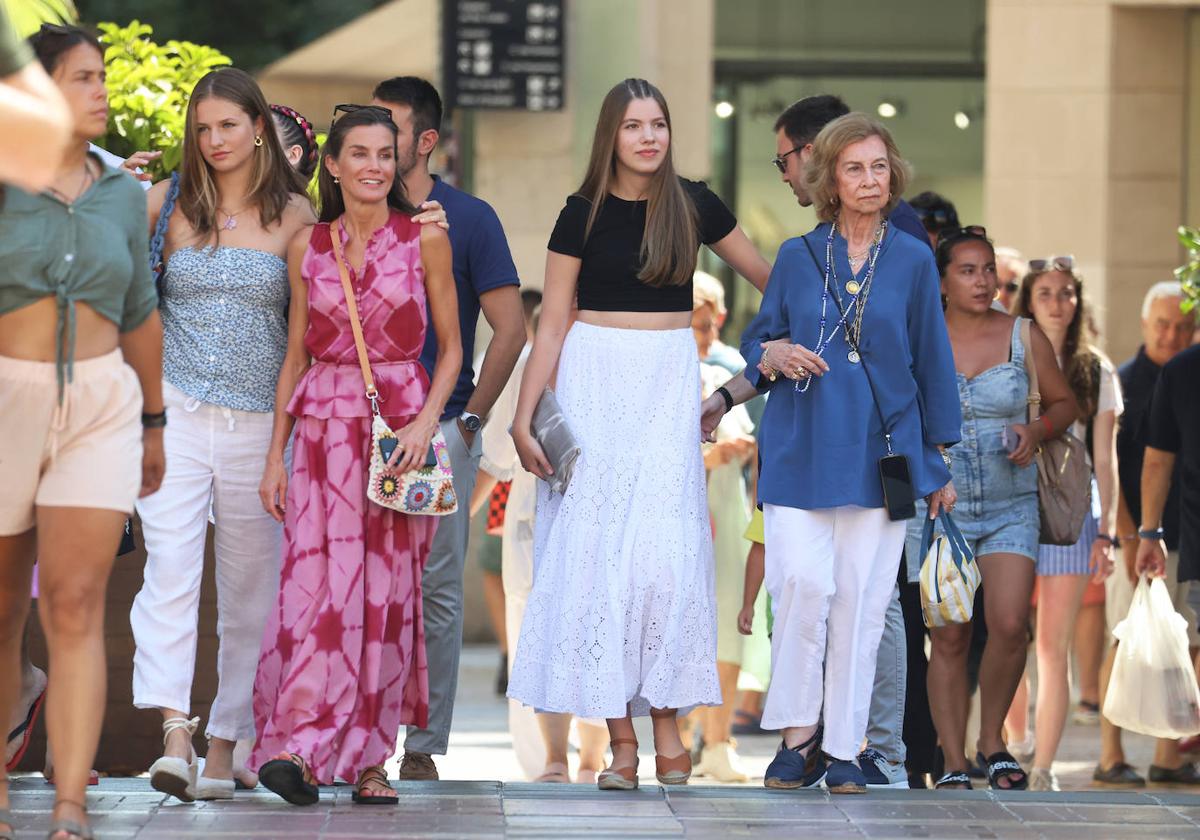 Letizia sorprende en Mallorca con un bolso de crochet creado por Josune en su caserío de Bizkaia