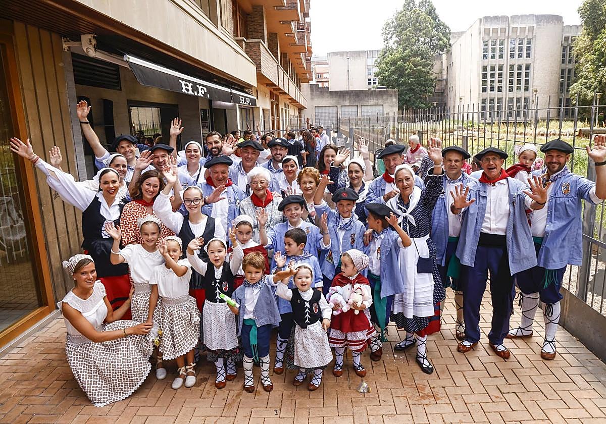 La fiesta reúne a los 87 blusas y neskas de la familia Sánchez