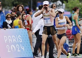 La orcense María Pérez inicia el relevo mixto de París 2024 en la Plaza del Trocadero tras la llegada de su compañero Álvaro Martín