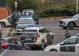 Numerosos agentes de la Guardia Civil custodian el domicilio familiar en Castro Urdiales donde sucedieron los hechos.