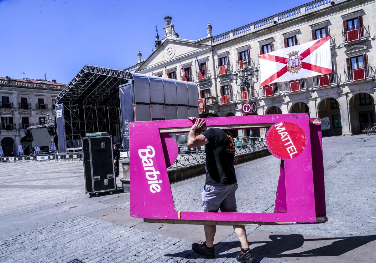 Imagen principal - Los decorados se renuevan. 'Barbie' estuvo presente este año. El fondo de armario de la orquesta murciana La Mundial. Entre la preparación antes de salir a escena se encuentra el maquillaje.