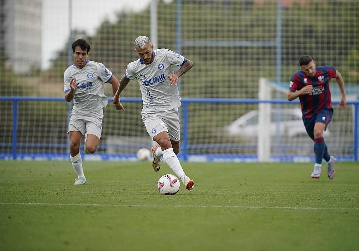 Stoichkov conduce el balón durante el amistoso ante el Huesca.