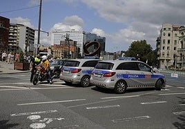 Agentes de la policia municipal de Bilbao impiden el acceso al arenal por la Aste Nagusia