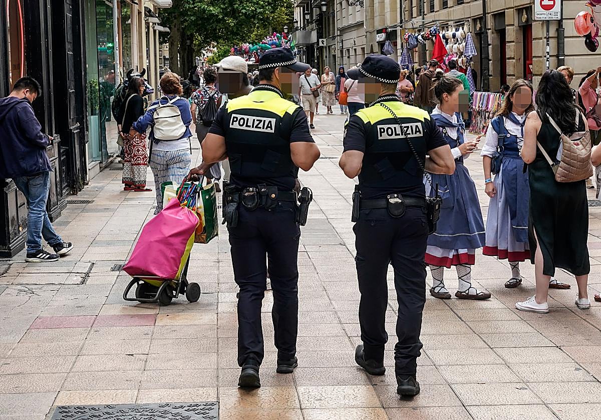 La presencia policial uniformada es muy notoria estos días en el centro de Vitoria.