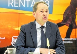 Jokin Aperona, durante una de sus comparecencias como diputado foral de Hacienda.