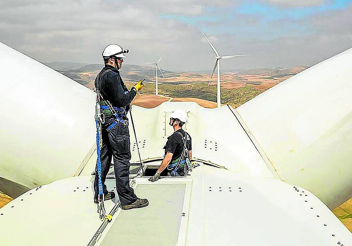 Dos técnicos trabajan en la revisión de un aerogenerador.