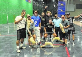 Iñaki, de azul, y Julen, en cuclillas, junto al cantante Maffio y el boxeador Ulysses Monster, entre otros.