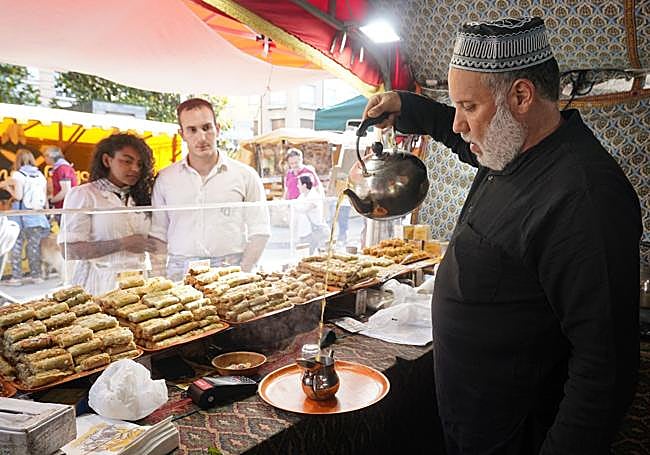 Ismael Meziane sirve té verde con hierbabuena.