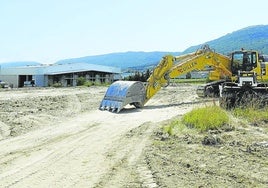 Las excavadoras trabajan ya en la parcela que albergará la planta, un terreno municipal de 7.000 metros en el polígono de Asparrena.