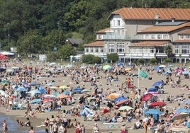 Playa de Ereaga en un día de calor.