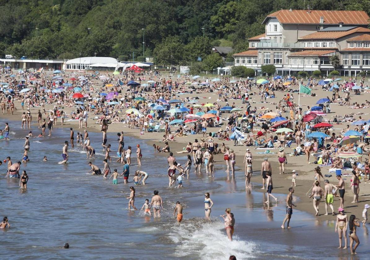 Playa de Ereaga en un día de calor.