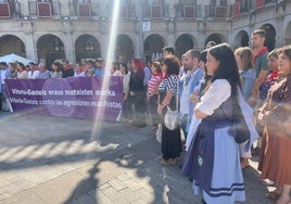 Decenas de personas se suman a la concentración que ha tenido lugar este viernes en la plaza España de Vitoria.