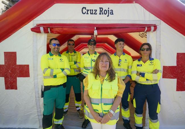 Isabel Urresti posa en uno de los puestos de Emergencias Osakidetza y Cruz Roja