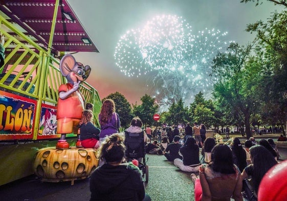 También el público tomó como palco el recinto ferial de Mendizabala para mirar los fuegos artificiales.