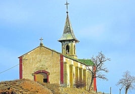 La ermita de la Asunción corona la colina sobre la que el terrateniente Felipe Modet e Ibargoitia creó este barrio de Miranda de Arga.