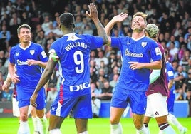 Iñaki Williams felicita a Yeray por su gol frente al Aston Villa.