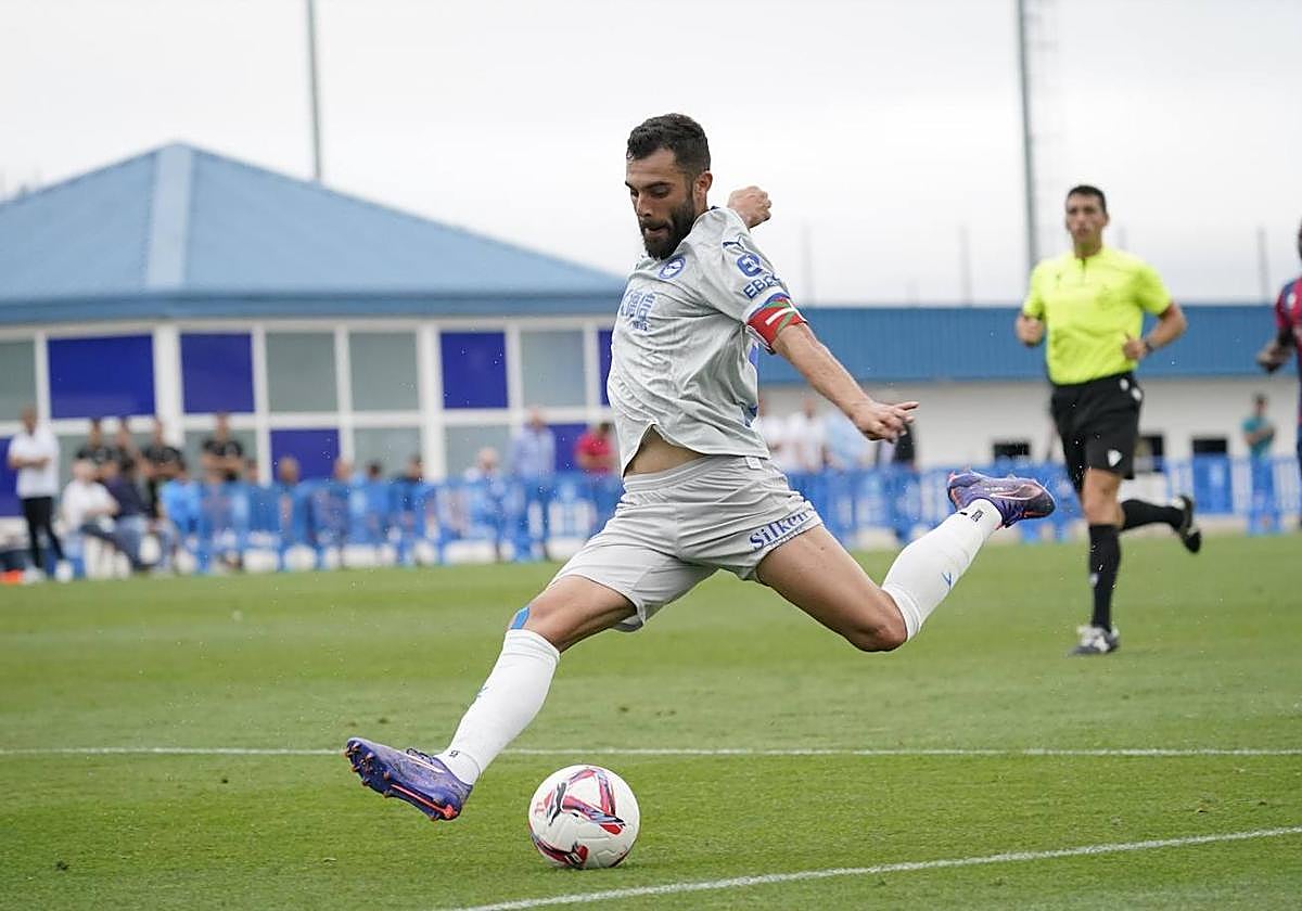 Rioja golpea el balón durante el último amistoso del Alavés ante el Huesca.