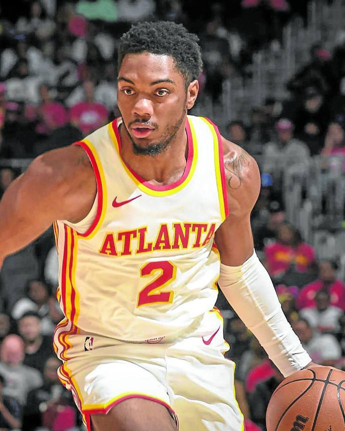 El nuevo jugador azulgrana bota con la mano izquierda durante un partido de Atlanta Hawks.