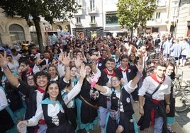 Las cuadrillas saludan durante un momento del paseíllo