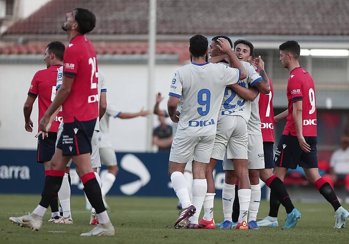 Los jugadores del Alavés celebran el gol ganador de Benavídez.
