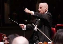 Barenboim ya no puede dirigir de pie por una enfermedad neurológica.