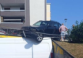 Espectacular accidente de un coche en Derio que está a punto de caer al vacío