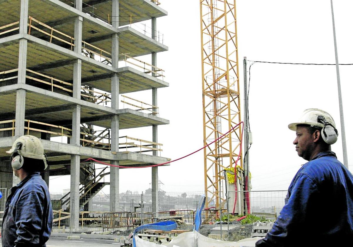 Dos trabajadores de la construcción utilizan auriculares para protegerse contra el ruido en una obra en Bilbao.